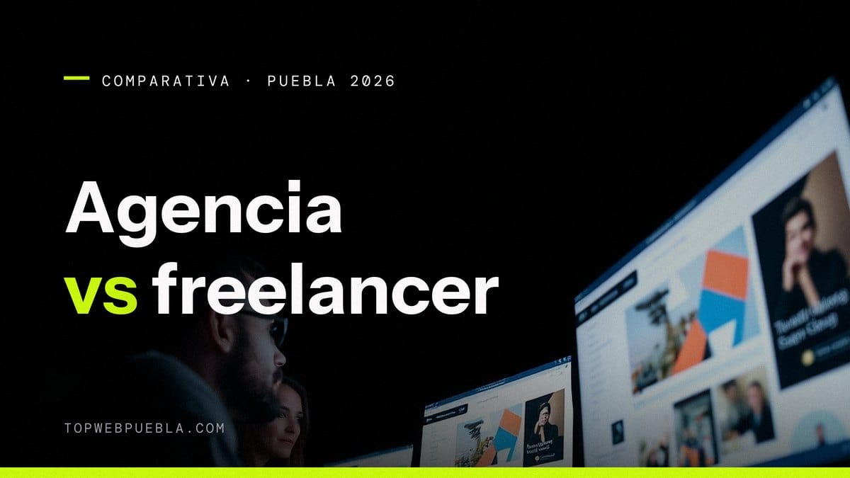 Portada comparativa entre agencia de diseño web en Puebla y freelancer: un equipo revisa diseños web en una pantalla grande