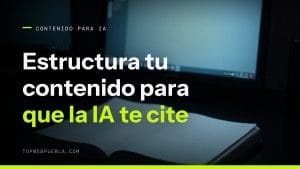 Portada sobre cómo estructurar el contenido web para que la IA te cite: un cuaderno abierto en blanco sobre un escritorio oscuro